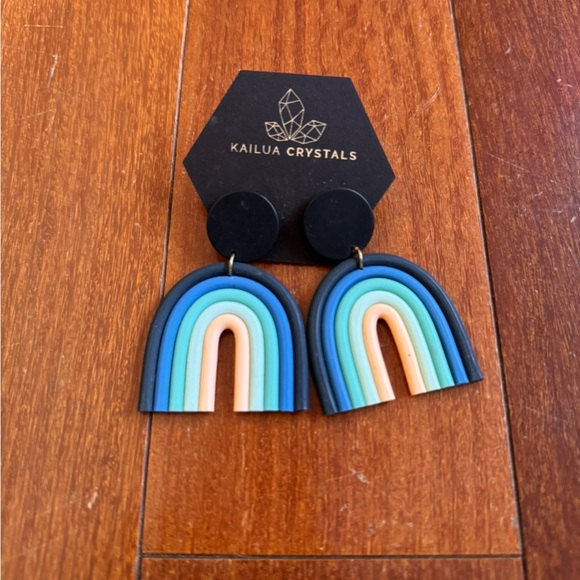 🌈 💙🩵🤍 Blue rainbow earrings. Brand new, never worn. - Picture 2 of 2